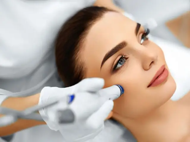 پاکسازی صورت و فیشیال؛ راهی مؤثر برای حفظ سلامت و شادابی پوست