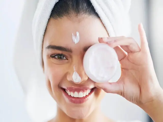 پاکسازی صورت و فیشیال؛ راهی مؤثر برای حفظ سلامت و شادابی پوست