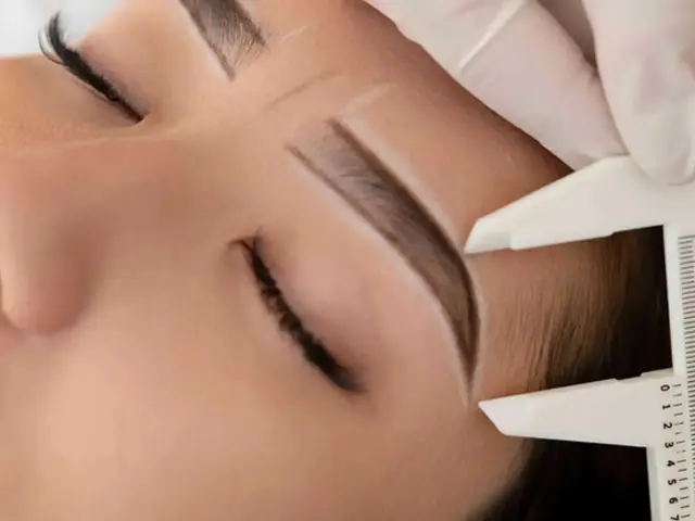 فیبروز ابرو و میکروبلیدینگ؛ همه چیز درباره طراحی نیمه دائمی ابرو