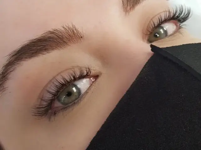 کاشت و اکستنشن مژه؛ راز چشمانی جذاب و مژههایی ماندگار